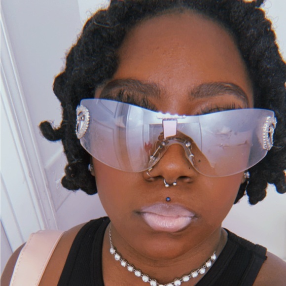 Meet your Posher, Ariana - Picture 1 of 2